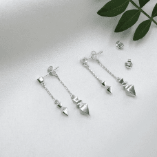 By Sofia Wistam Arrow Chain örhänge silver