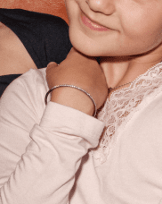 Astrid & Agnes Young Alma bangle guldpläterad stål /cz innerm 4.2x3cm