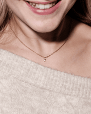 Astrid & Agnes Young Elsa halsband gulpläterad stål/vit kristall 36cm+6