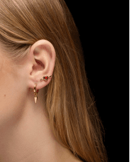 Maria Nilsdotter Pierced Heart örhänge guldpläterat silver med granat