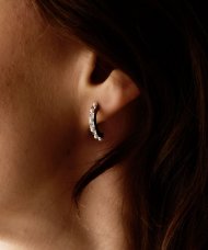 Blomdahl Pendant mixed curved crystal/white örhänge titan 15mm