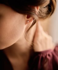 Blomdahl Bezel Pearl örhänge gold titan 5mm