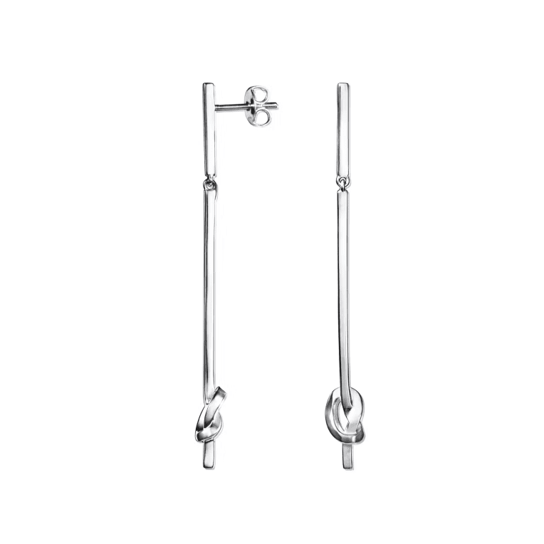 Efva Attling Love Knot örhänge hängande i silver