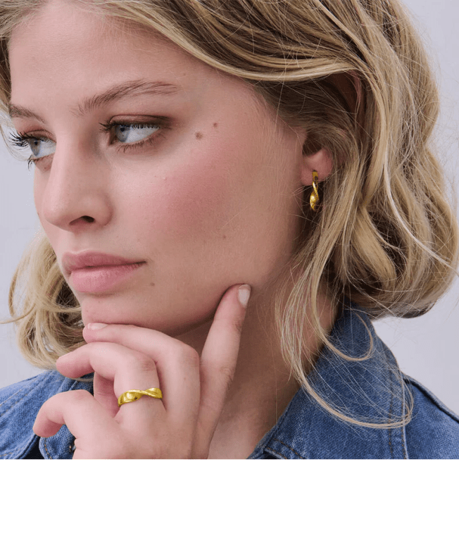 By Sofia Wistam Twirl örhänge i guldpläterat mässing