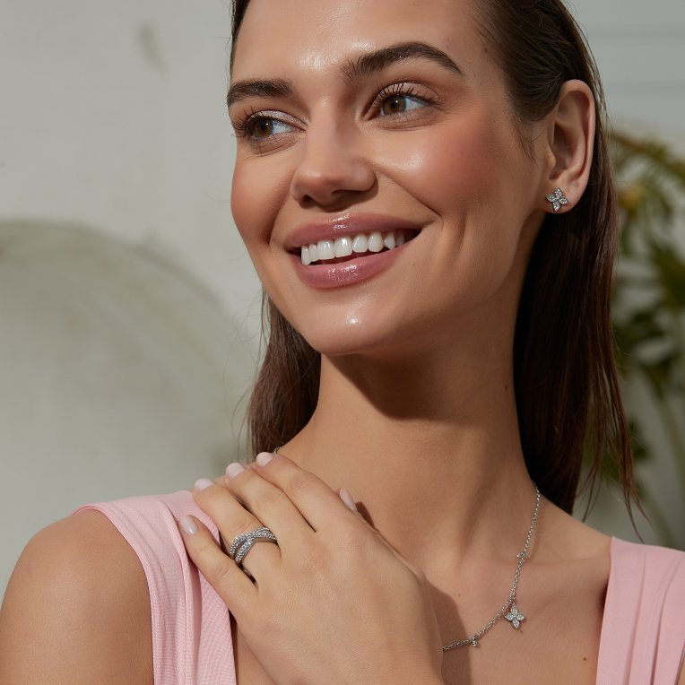By Jolima Valencia crystal stud stål