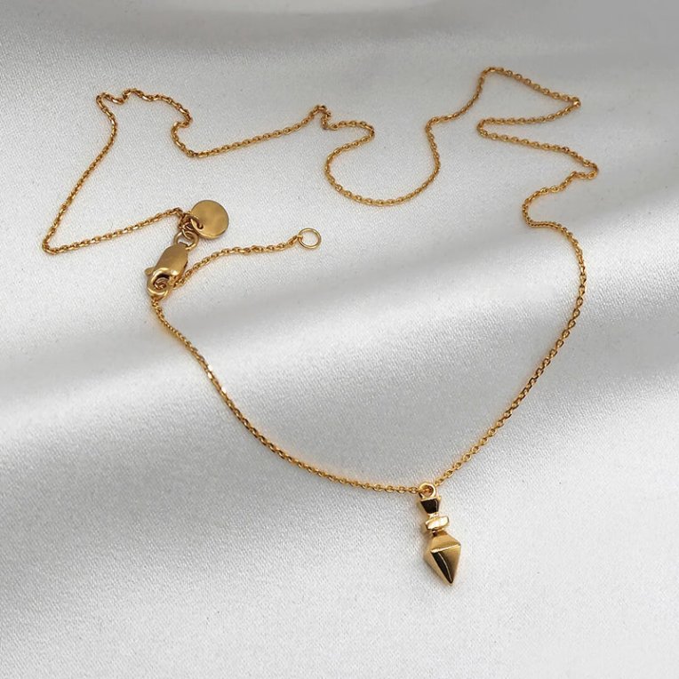 By Sofia Wistam Arrow halsband guldpläterad mässing