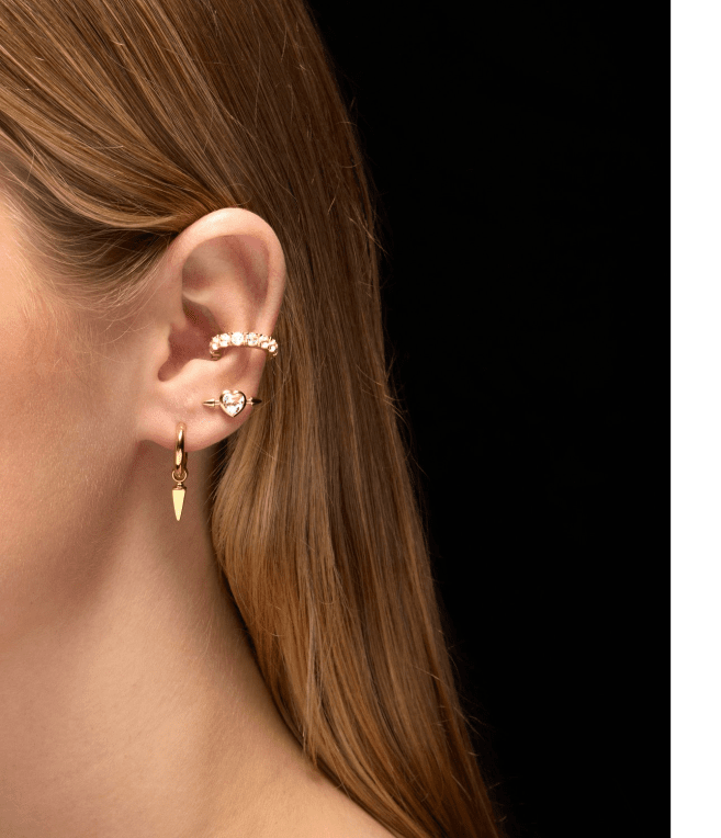 Maria Nilsdotter Pierced heart örhänge guldpläterat silver med klar kvarts