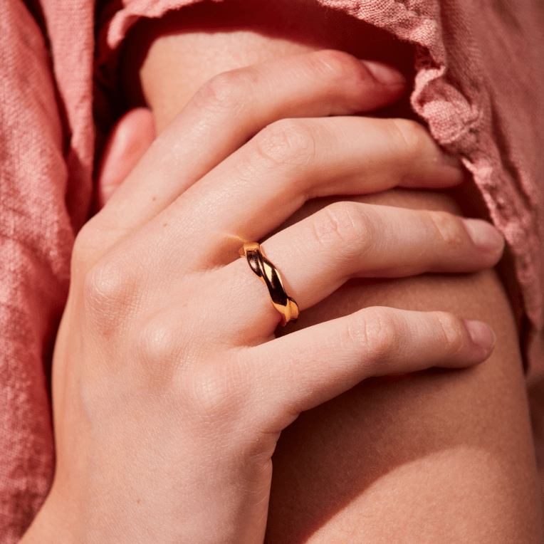 Sintridou Hera Ring golden twist guldpläterat stål st.small