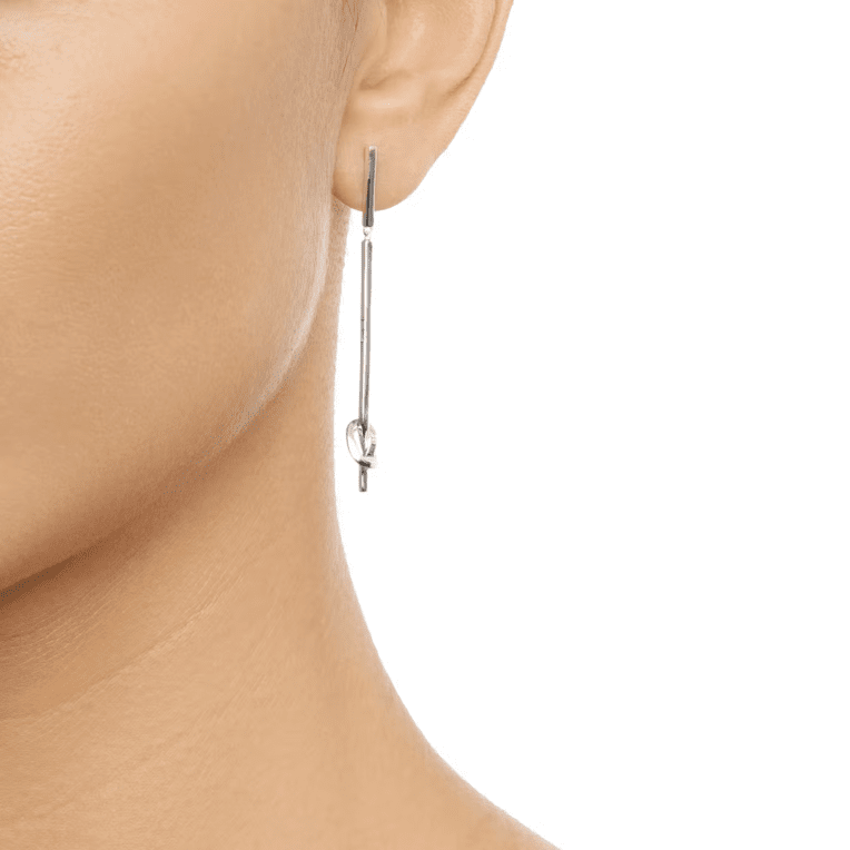 Efva Attling Love Knot örhänge hängande i silver